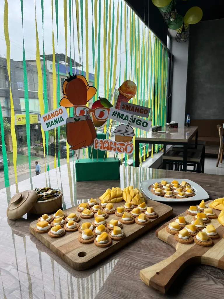 Mango Mania signs and streamers decorating the cafe window